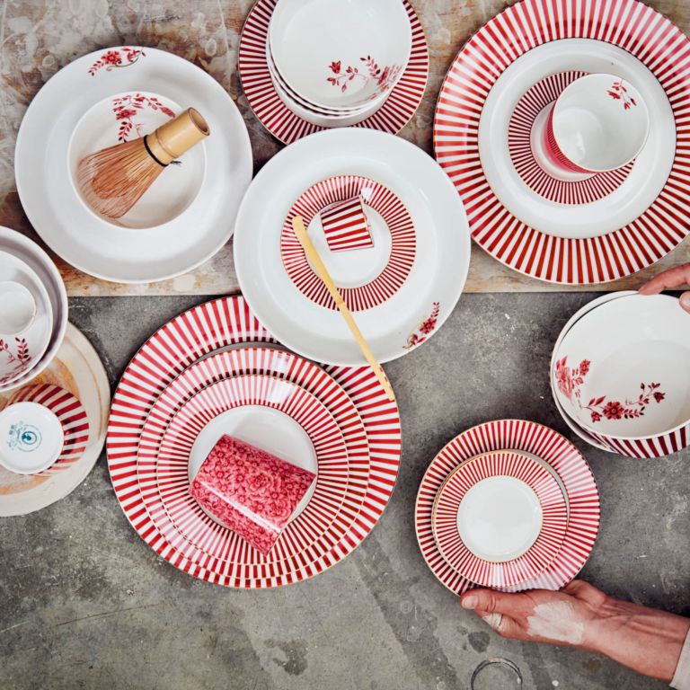 Blumi - porcelianiniai indai, lėkštės, vazos, puodeliai